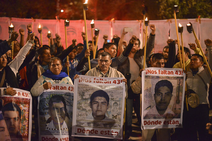 El informe del EAAF divulgado hoy "refuerza la conclusión de que la llamada 'verdad histórica' sobre lo que ocurrió con los 43 estudiantes desaparecidos fue una ficción", señaló HRW. Foto: Cuartoscuro 