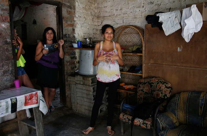 Kerly Ariza centro Una Muchacha De Años Y Cinco Meses De Embarazo Fotografiada En Su Casa De Ibagué Colombia El De Enero Del a La Joven Se Le Diagnosticaron Síntomas Del Virus Zika En Un Hospital Local Y Está Esperando Los Resultados De Exámenes El Ministro De Salud Alejandro Gaviria Dijo Que Al Menos Personas Han Contraído El Virus Del Zika En Colombia Incluidas Mujeres Embarazadas Foto Fernando Vergara Ap