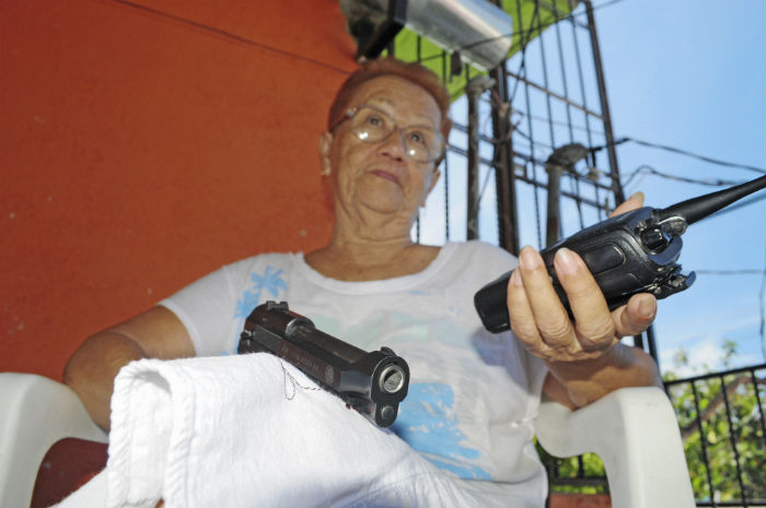 Mujeres, como Cristina, de 70 años, decidieron poner un alto al avance de la delincuencia organizada. Foto: Cuartoscuro