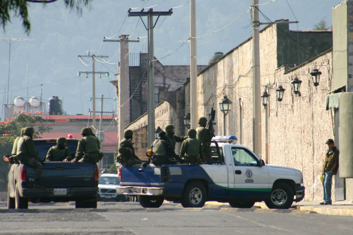 MORELIA, MICHOACÁN.16DICIEMBRE2006. Unos 5 mil efectivos militares y policiales, y decenas de vehículos y aeronaves, participan en el operativo Operación Conjunta Michoacán contra el narcotráfico. FOTO: RAÚL LÓPEZ MENDOZA/CUARTOSCURO.COM