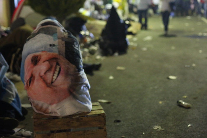 Un hombre duerme, cubierto con una manta con la imagen del Papa Francisco. Foto: Francisco Cañedo, SinEmbargo