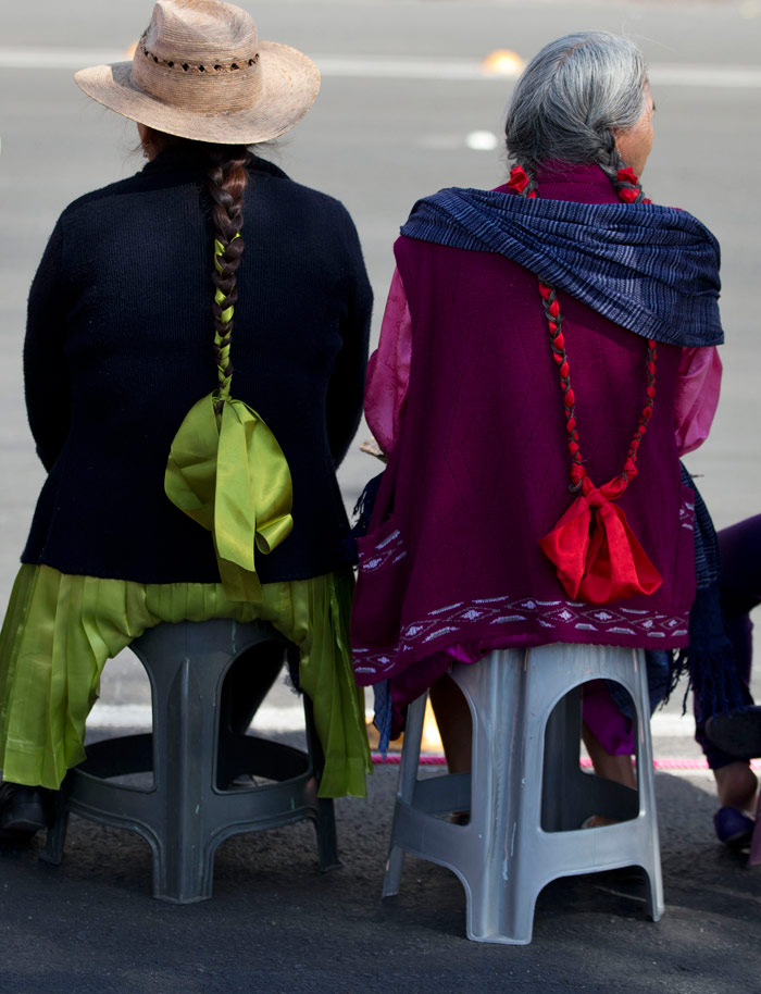 Mujeres Indígenas Sentadas En Taburetes Mientras Esperaban a Que El Papa Francisco Pasara En Su Camino Hacia La Basílica De La Virgen De Guadalupe En Ciudad De México El Sábado De Febrero Foto Rebecca Blackwell Ap