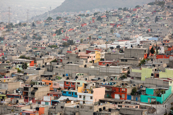 Esta foto del 19 de enero de 2015, muestra una vista de las casas sobre una colina en Ecatepec, un barrio en las afueras de la Ciudad de México. El Papa Francisco celebró este 14 de febrero una misa aquí. Según el Observatorio Nacional del Feminicidio, al menos 1,554 mujeres están desaparecidas desde 2005 sólo en el Estado de México. Foto: Eduardo Verdugo, AP