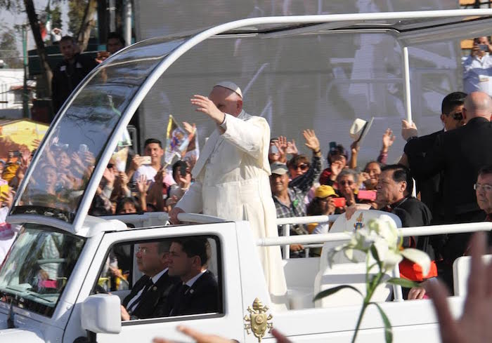 a Bordo Del Papamóvil El Sumo Pontífice Llega a La Explanada De La Basílica Foto Luis Barrón Sinembargo