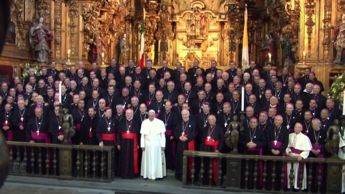 El Papa Francisco sostuvo una reunión con obispos mexicanos en la Catedral Metropolitana. Foto: Twitter @ConElPapa