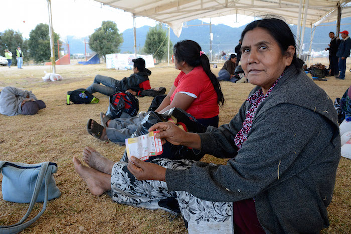 Peregrinos De Comunidades Indigenas Aguardaron Bajo La Intemperie En Un Albergue Instalado Junto Al Estadio víctor Manuel Reyna Donde El Papa Francisco Ofició Una Misa Con Comunidades Indigenas Foto Cuartoscuro