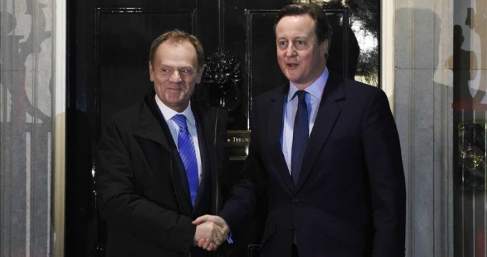 El Presidente Del Consejo Europeo Donald Tusk i Junto Al Primer Ministro Británico David Cameron Durante La Reunión Del Pasado Domingo Foto Efe