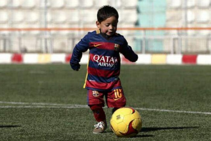 La Federación Afgana De Futbol Le Obsequió Al Niño De Años El Equipo Oficial De Messi Foto Especial