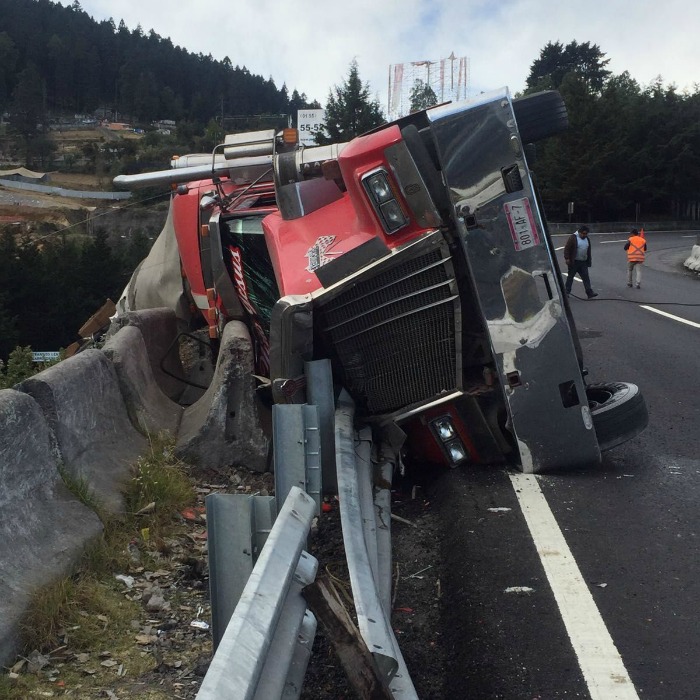 Un Tráiler Se Volcó En El Kilómetro Dirección Ciudad De México En La Carretera México Toluca Ocasionando Cierres Parciales En La Carretera Foto Cuartoscuro