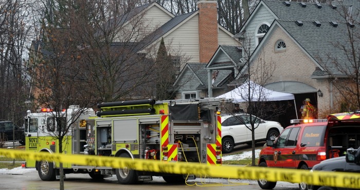 Policías Y Bomberos Investigan Un Incendio Casero En El Que Murieron Cinco Personas En Una Vivienda En Novi Michigan Este Domingo Foto Ap