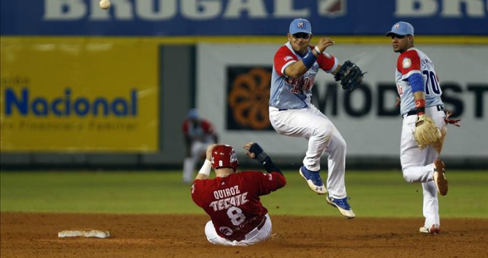 Jesús Quiroz i De Venados De Mazatlán En Acción Hoy Sábado De Febrero De Durante El Partido Entre Ciego De Ávila cuba Y Venados De Mazatlán méxico Por La Serie Del Caribe En El Estadio Quisqueya De Santo Domingo república Dominicana Foto Efe