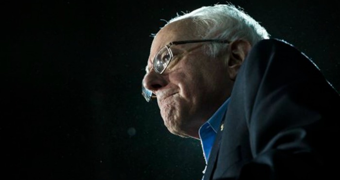 El Senador Independiente Por Vermont Bernie Sanders Aspirante a La Candidatura Demócrata a La Presidencia Durante Un Discurso En Un Acto De Campaña En El Estadio Whittemore De La Universidad De New Hampshire Foto Ap