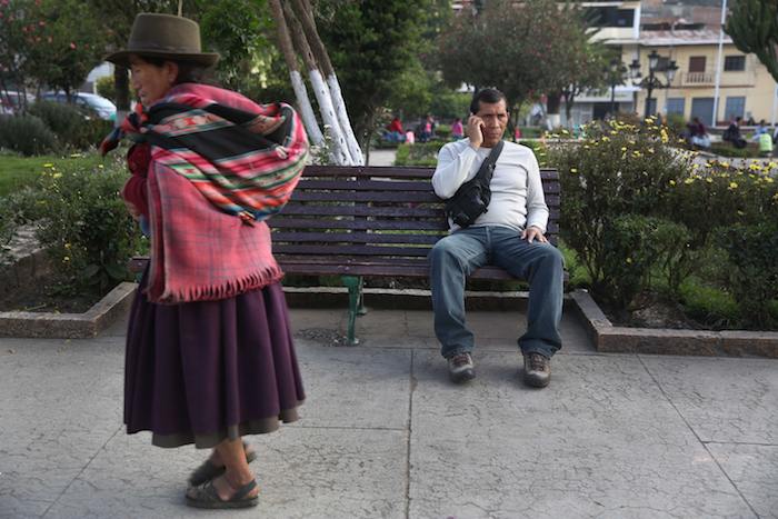 Foto El Agente Antinarcóticos Johnny Vega Conversa Por Su Celular Mientras Se Sienta En La Misma Banca De Un Parque Donde Un Gatillero Lo Baleó En Andahuaylas Foto Apmartín Mejía