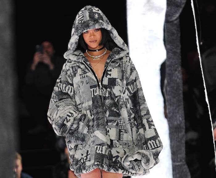 Rihanna saluda al público tras el desfile de Fenty Puma by Rihanna durante la Semana de la Moda de Nueva York. Foto: AP.