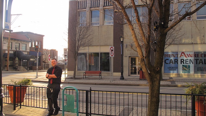 Eamon Weber Posa Para Una Foto En El Patio Del Restaurante Wine on Third Donde Trabaja En Niagara Falls Nueva York Al Otro Lado De La Calle a Su Espalda Está El Edificio Vacío Con Altavoces En Un Alféizar De Ventana Por Los Que Cada Noche Suena De Forma Continua Un Himno Deportivo De La Universidad De Iowa Foto Ap