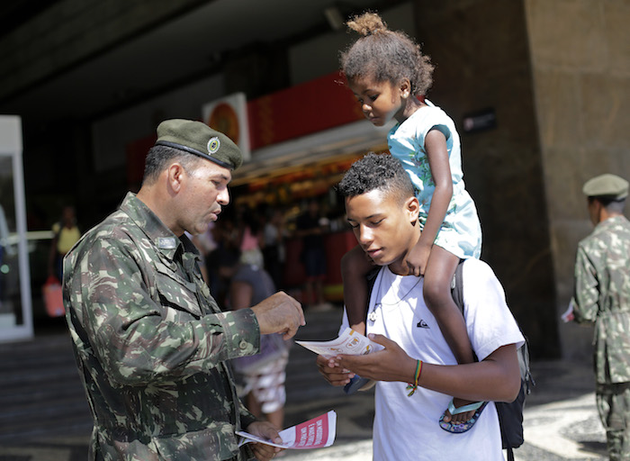 En Brasil las autoridades han implementado campañas para crear conciencia sobre el virus y así prevenir contagios. Foto: AP