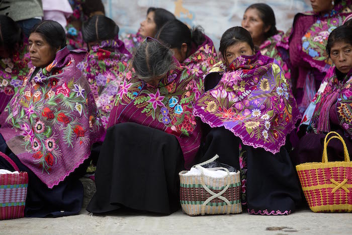 Mujeres Tzotziles Vestidas Con Faldas Largas Y Rebozos Multicolores Se Resguardaron Del Frío Mientras Esperaban La Llegada Del Papa Francisco Al Estadio Foto Ap