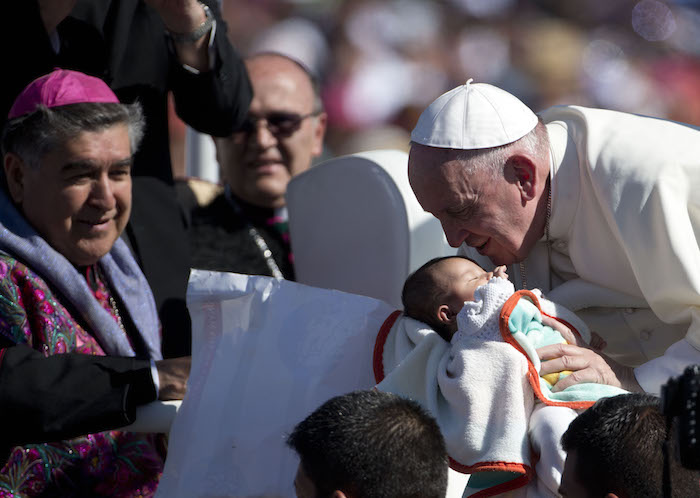 Durante Su Trayecto En El Estadio El Papa Dedicó Varios Minutos Para Besar Y Bendecir a Bebés Y Niños Foto Ap