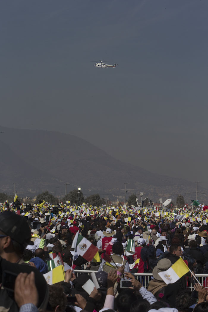 El Helicóptero Que Transporta Al Papa Francisco Sobre Vuela Ecatepec Foto Ap