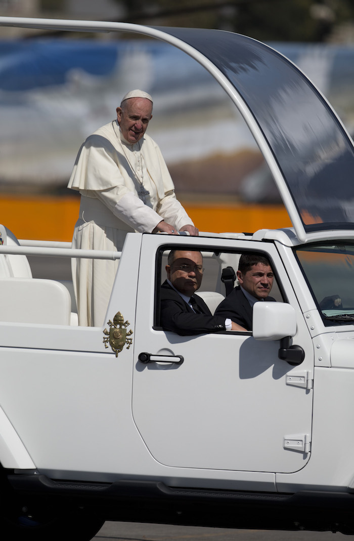 El Papa Francisco Saluda Desde El Papamóvi Tras Aterrizar En El Edomex Foto Ap