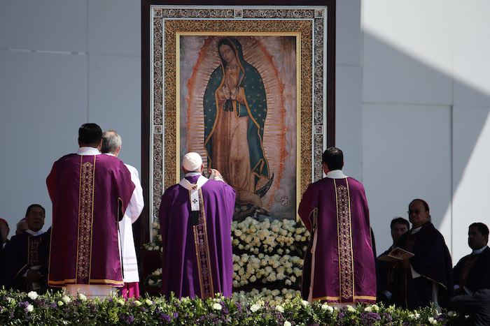 El Papa Francisco Se Para Delante De Una Imagen De La Virgen De Guadalupe En El Comienzo De La Misa En Ecatepec Foto Ap