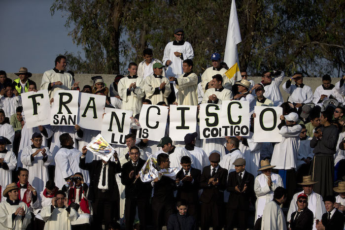 Seminaristas y otros invitados de la iglesia esperan el arribo del papa Francisco al estadio Venustiano Carranza, en Morelia. Foto: AP.