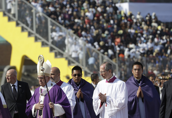 El Papa Francisco Camina En Procesión Antes De Celebrar La Misa En El Estadio Venustiano Carranza En Morelia Foto Ap