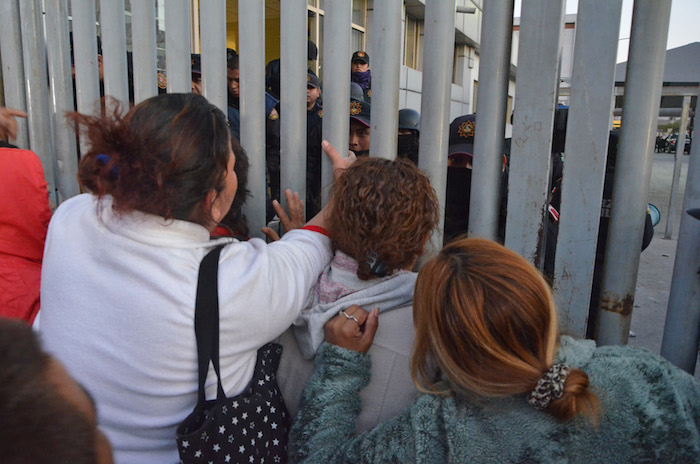 Familiares de los internos se manifiestan afuera de las instalaciones del penal en exigencia de que se les den informes sobre lo ocurrido durante las primeras horas de este jueves. Foto: AP.