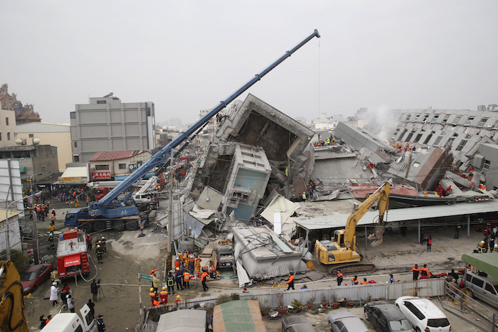 Rescatistas Rastrean Los Restos De Un Edificio Derrumbado Tras Un Terremoto En Tainan Taiwán El De Febrero De Foto Ap