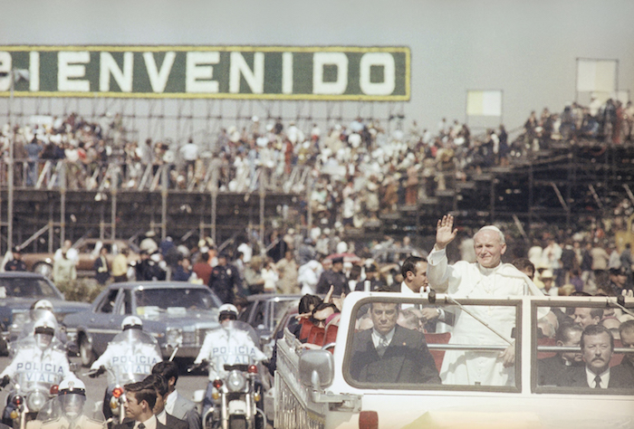 El Papa Juan Pablo Ii Saluda a Los Fieles Durante Un Recorrido Por La Ciudad De México El De Enero De Foto Ap