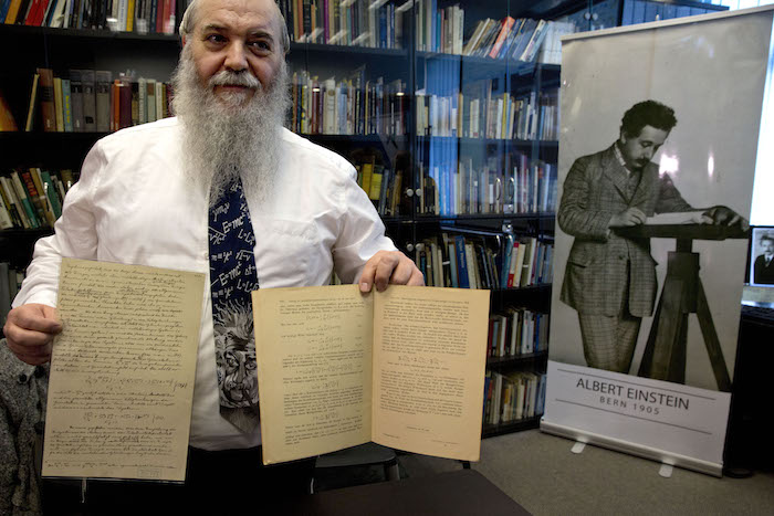 Roni Gross, de la Universidad Hebrea en Jerusalén, muestra documentos originales con la predicción de Albert Einstein sobre las ondas gravitacionales el 11 de febrero del 2016. Foto: AP.