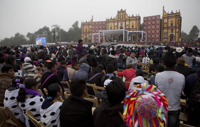 En El Centro Deportivo Donde Al Menos Mil Personas Esperaban La Llegada Del Papa Se Instaló Un Altar Con Una Réplica De La Catedral De San Cristóbal De Las Casas De Color Amarillo Con Dos Franjas De Telares Rojos Y Blancos Foto Ap