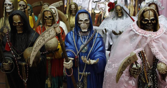 Secuestradores y ladrones le rezan a un esqueleto con túnica llamado la "Santa Muerte". Foto: EFE