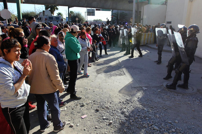 Policías Contiene a Familiares De Reclusos Tras Motín En La Penitenciaría Foto Xinhua