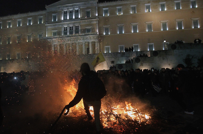 Agricultores Participan Durante Una Protesta En Atenas Grecia El De Febrero De Los Agricultores Griegos Estn Aumentando Las Acciones Contra El Proyecto De Ley De Reforma De Pensiones Del Gobierno