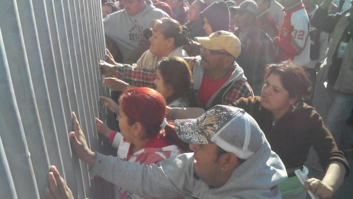 Muchos familiares, en su desesperación, comenzaron a arrojar piedras, a gritar y a empujarse hasta que logran abrir una de las rejas de la entrada principal del penal. Foto: Xinhua.