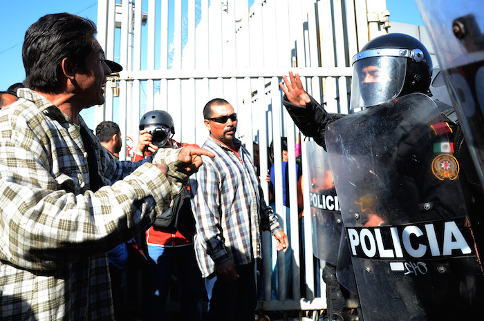 Según testigos, en el exterior del recinto se escuchaban explosiones y gritos . Foto: Xinhua.