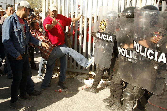 Joven Golpea a Policías Que Resguardan El Penal Entras El Motín En El Que Fallecieron Al Menos Personas Foto Xinhua