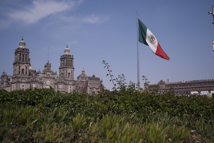 La bandera ondea en el zócalo de la Ciudad de México. Foto: Cuartoscuro