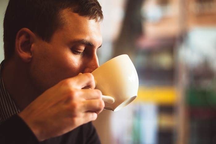 El consumo de café en podría ayudar a reparar parte del daño causado al hígado por el alcohol. Foto: Shutterstock