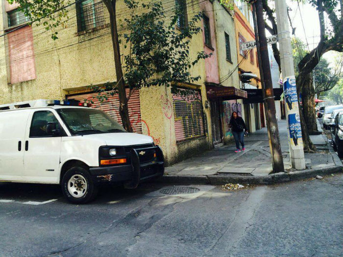 Una de las camionetas sin placas que reguarda los alrededores del hospital. Foto: Sandra Rodríguez, SinEmbargo