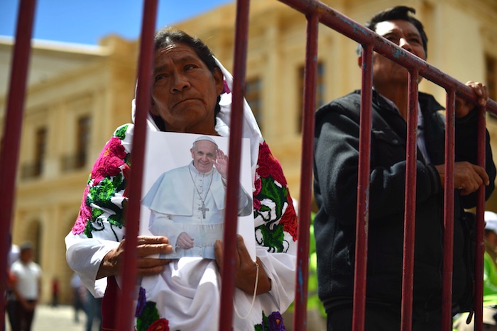 Llegada de turistas, venta de imágenes y artículos con la imagen del Papa Francisco, previo a su visita y encuentro con comunidades indígenas mañana lunes. Foto: Cuartoscuro