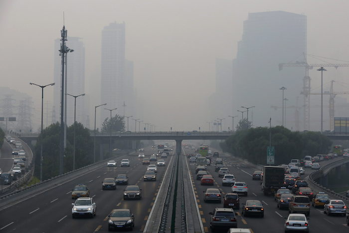 La contaminación del aire causará, según sus estimaciones, entre 990 mil y 1.3 millones de muertes prematuras en 2030. Foto: EFE/Archivo