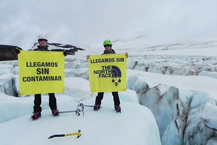 Activistas argentinos usan ropa sustentable fabricada sin el uso de productos tóxicos. Foto: Twitter  @GreenpeaceArg