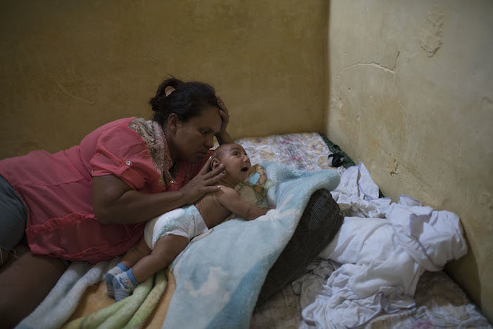 Solange Ferreira Intenta Dormir a Su Hijo José Foto Apfelipe Dana