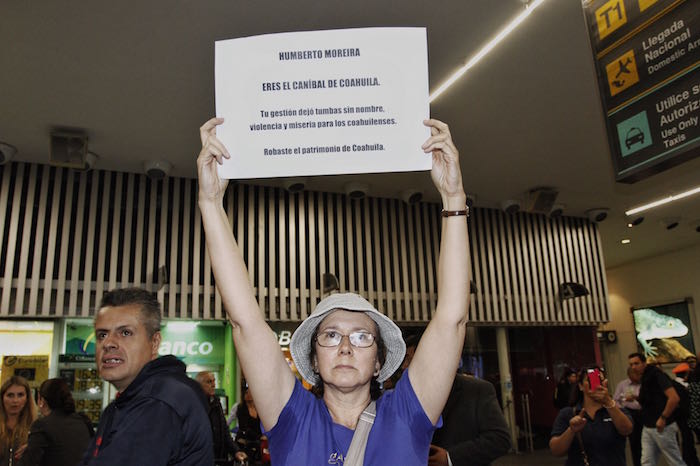 Una persona se manifestó en contra de Moreira durante  su arribo al AICM. Foto: Cuartoscuro 