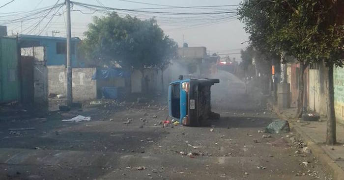 Uno de los autos destrozados. Foto: Operaciones Especiales México