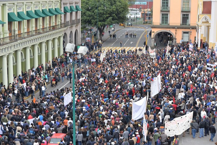 Manifestantes en la Plaza Lerdo de Tejada el pago de los adeudos millonarios que mantiene el gobierno de Javier Duarte con al UV. Foto: Universidad Veracruzana 