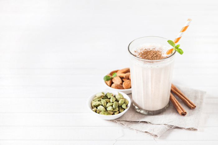 Este lassi está condimentado con almendra, cardamomo y canela. imagen: Shutterstock