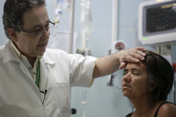 Zulay Balza No Logra Cerrar Los Ojos Mientras El Neurólogo Jairo Lizarazo Prueba Sus Músculos Faciales En El Hospital Erasmo Meoz En Cúcuta Foto Apricardo Mazalan